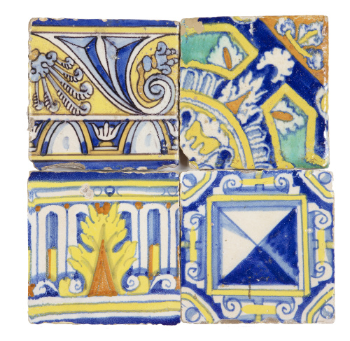 Lote de cuatro azulejos de cerámica esmaltada con distintos