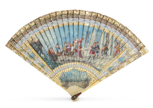 Abanico brisé de hueso policromado, dorado y calado con esc