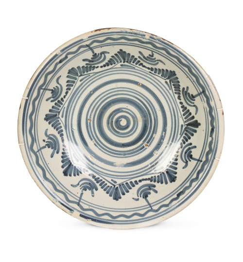 Plato acuencado de cerámica esmaltada en azul y blanco.Ta