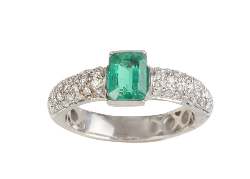 Sortija con esmeralda central y pavé de brillantes en los b