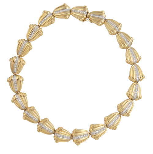 Collar de brillantes en conchas gallonadas articuladas, con