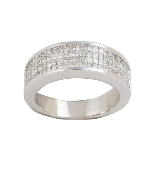 Sortija con diamantes talla princesa formando banda convexa