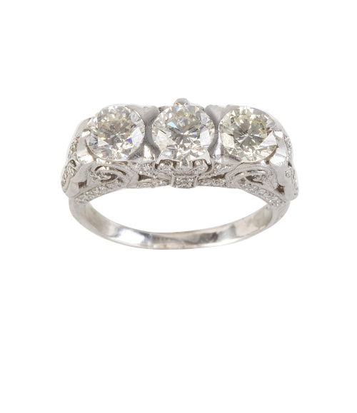 Sortija tresillo de brillantes con galería lateral calada y