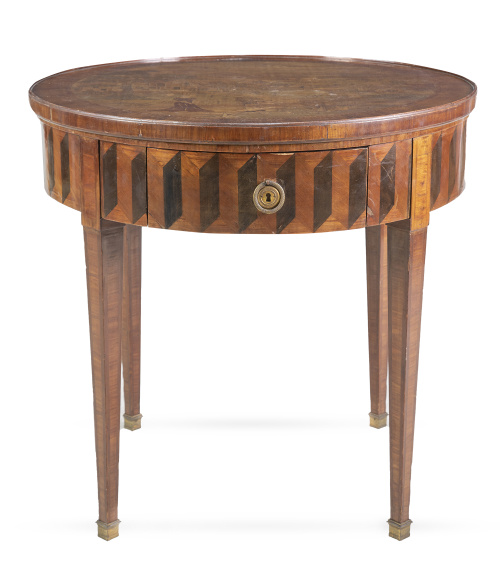 Mesa circular estilo Luis XVI con damero en la tapa de made