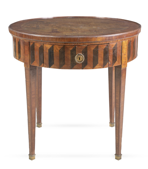 Mesa circular estilo Luis XVI con damero en la tapa de made