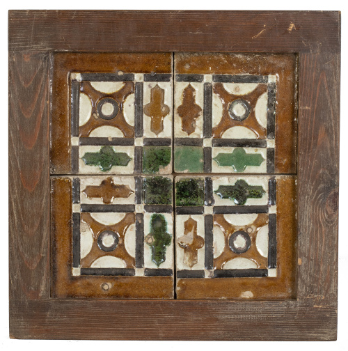 Panel con cuatro azulejos con la técnica de arista, esmalta
