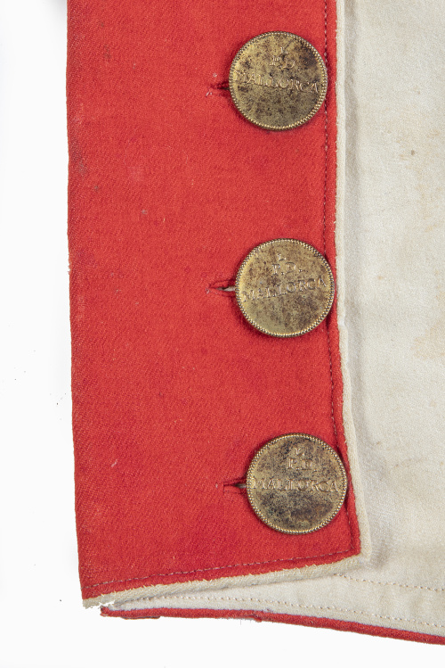 Librea en lana en blanco y rojo e interior forrado en seda 