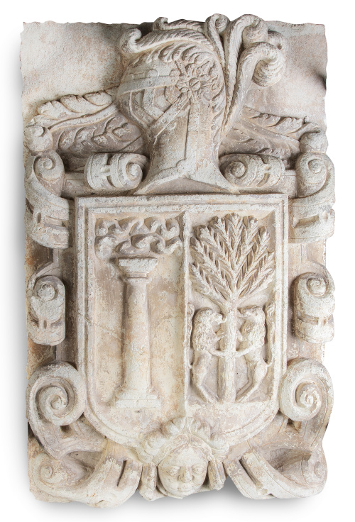 Escudo nobiliario de piedra tallada con decoración de cuero