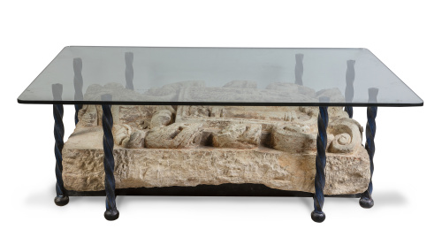 Escudo nobiliario de piedra tallada con decoración de cuero