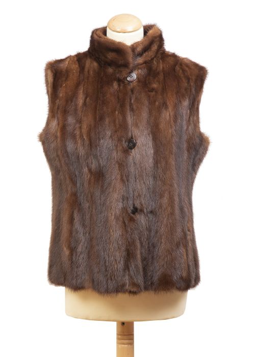 Chaleco de piel de visón color tabaco con cuello chimenea