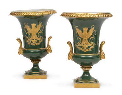 Pareja de copas de porcelana esmaltada en verde y dorada. C