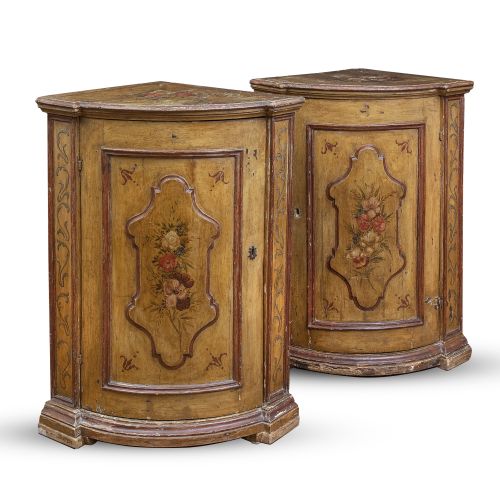 Pareja de rinconeras lacadas en ocre con ramilletes de flor