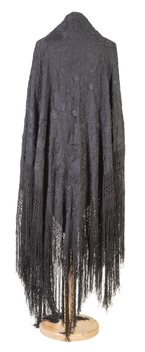 Mantón de "Manila" en seda negra bordado con hilos del mism