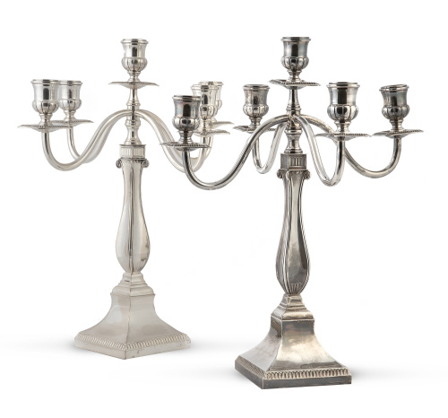 Pareja de candelabros de plata con cinco brazos de luz.Es