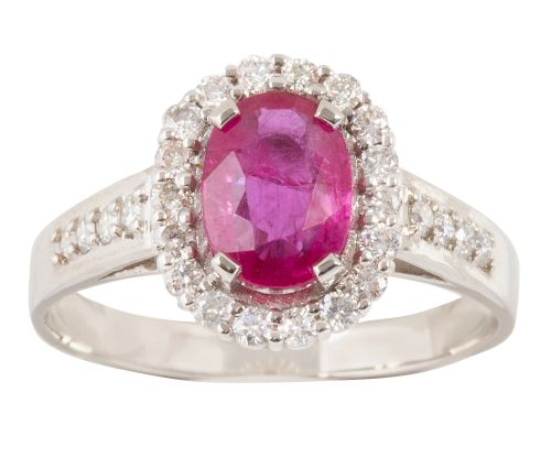 Sortija con rubí de 1,70 ct orlado de brillantes, y con bri