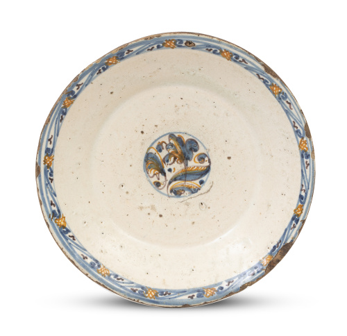 Plato acuencado de cerámica esmaltada en azul cobalto, ocre