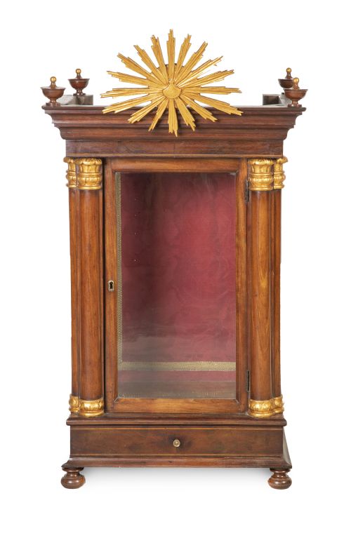 Vitrina fernandina de madera de nogal y madera tallada y do