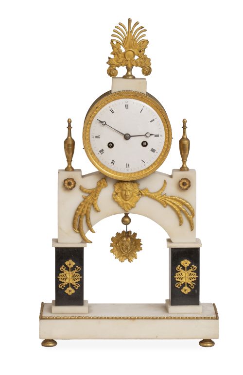 Reloj de pórtico Luis XVI de mármol blanco y negro, con apl