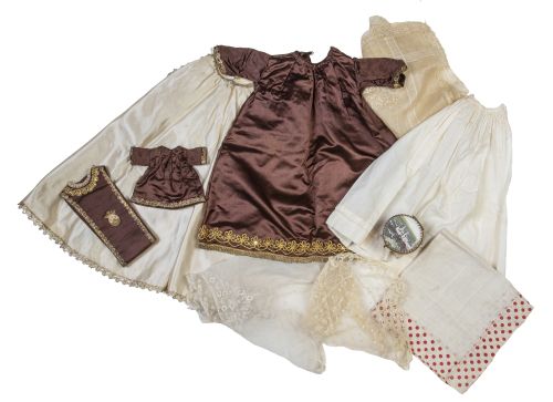 Conjunto formado por túnica, capa, enagua, trajecito para e