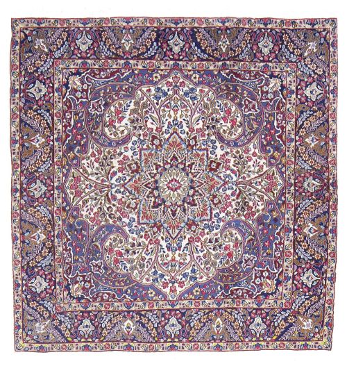 Alfombra persa con decoración geométrica y flores sobre fon