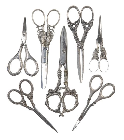 Lote de siete tijeras con mangos de plata y acero, para dif