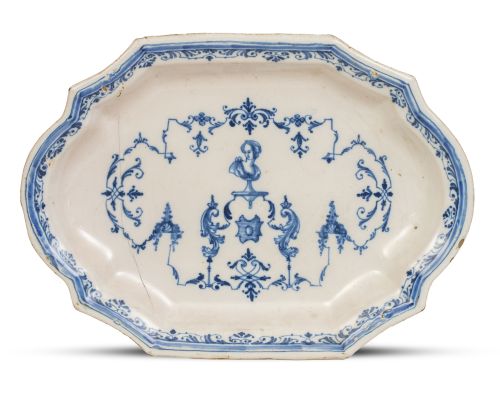 Fuente de cerámica esmaltada en azul de cobalto, con decora