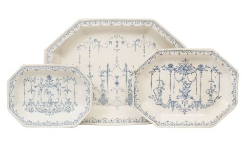 Lote de tres fuentes de cerámica esmaltada en azul y blanco