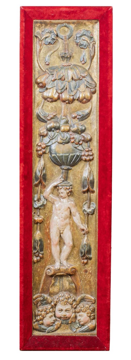 Friso de madera de pino tallado, policromado y dorado.Cas