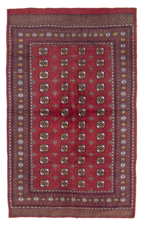 Alfombra Bukhara de fondo rojo.