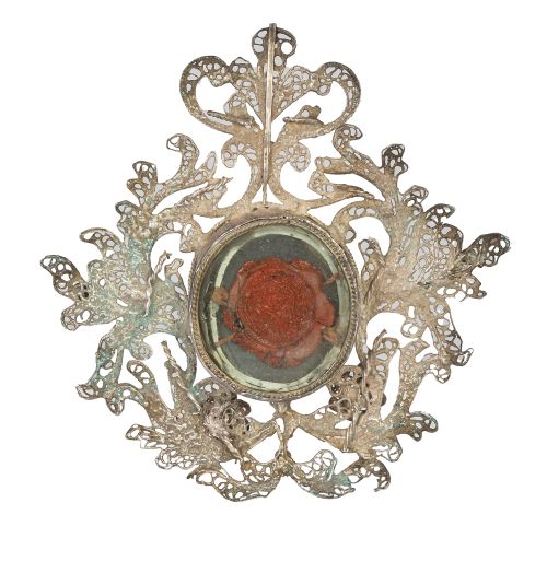 Relicario de dos vitrales, con marco de plata en filigrana 