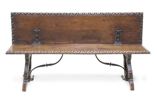 Banco de madera tallada con fiadores de hierro y respaldo p