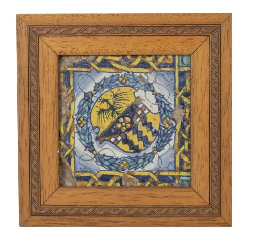 Azulejo de cerámica vidriada en ocre, azul y amarillo.Qui