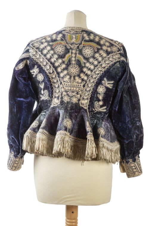 Chaqueta de terciopelo azul, con bordados de flores y pájar