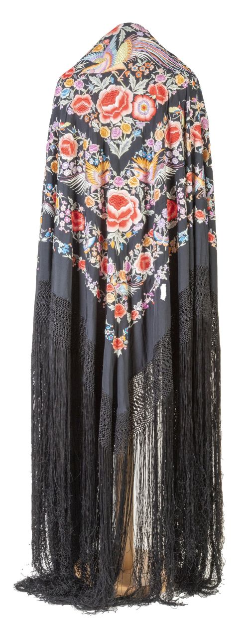 Mantón de "Manila" en seda negra bordada en hilos de color.