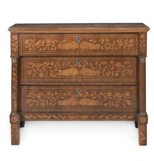 Cómoda de estilo imperio de madera de nogal con marquetería