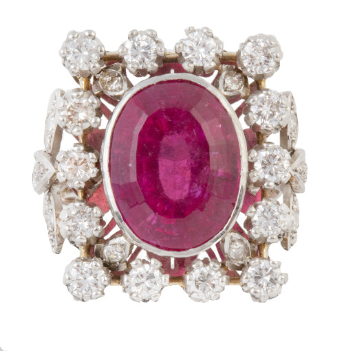 Sortija con turmalina rosa central de talla oval, en marco 