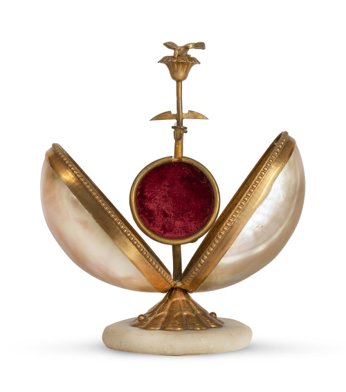 Guardarretratos de nácar montado en metal dorado, rematado 