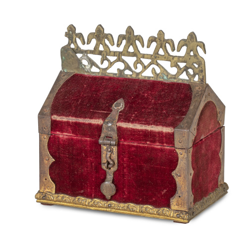 Cofre de estilo gótico de metal dorado y terciopelo granate