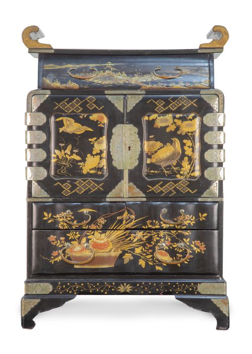 Pequeño cabinet en madera lacada y dorada con aves y flores