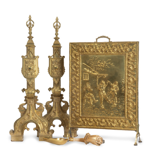 Conjunto de elementos de chimenea de bronce dorado, formado