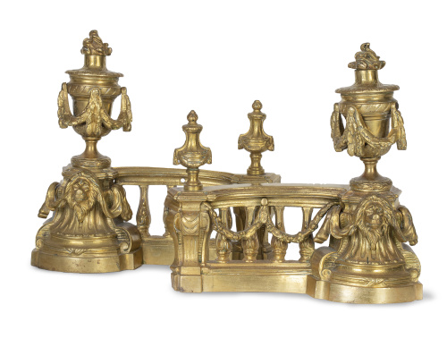 Pareja de morillos de bronce dorado, de estilo Luis XVI.F