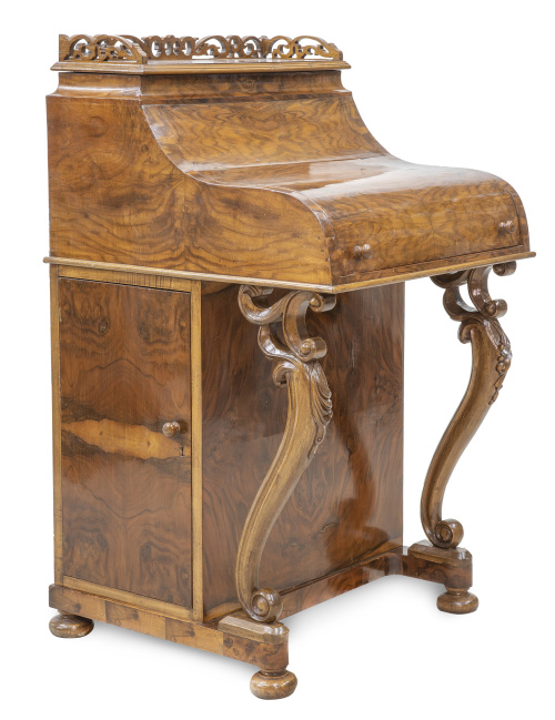 Davenport "piano top" de madera de nogal y raíz de nogal.