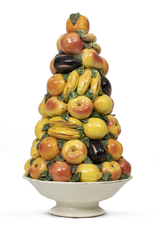 Frutero de "engaño" de cerámica esmaltada.España, S. XX.