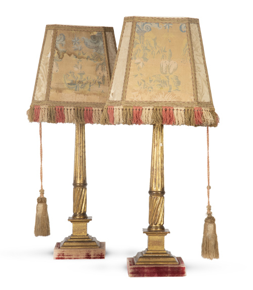 Pareja de columnas de madera tallada y dorada, siguiendo mo