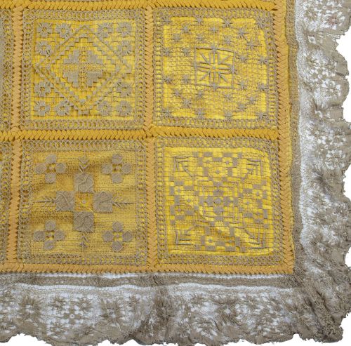 Colcha en seda amarilla con decoración bordada en filet, re