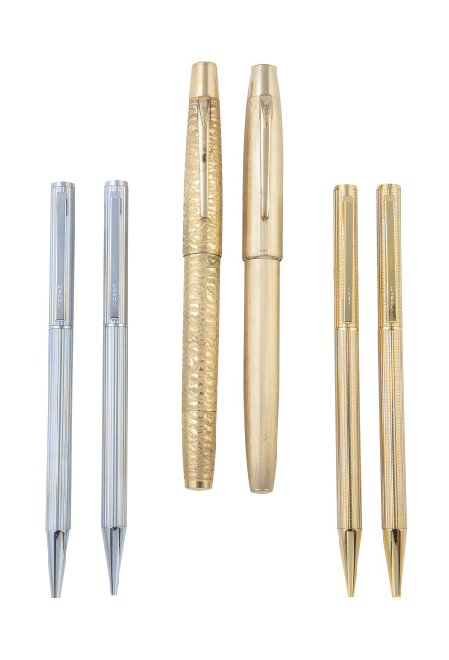 Lote de dos bolígrafos, dos portaminas, una estilográfica y