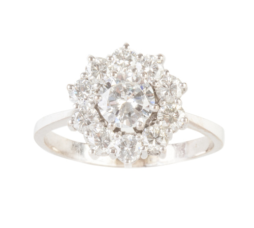 Sortija rosetón de brillantes con centro de 0,75 ct aprox, 