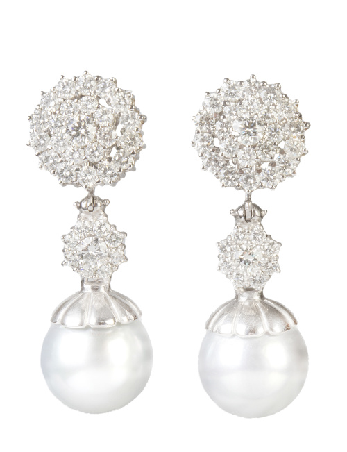 Pendientes largos de perlas australianas y brillantes desmo