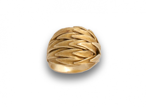 Sortija con hojas superpuestas en oro mate de 18K.