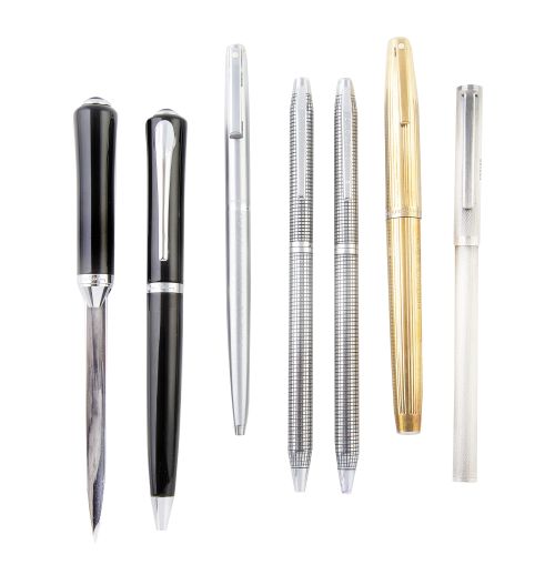 Lote de seis bolígrafos y un abrecartas de diferentes marcas